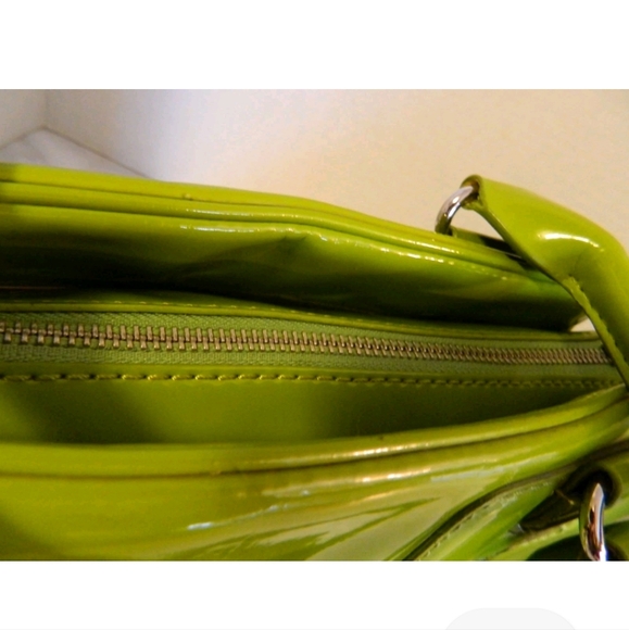 New MAXXIUM GREEN PATENT SHOULDER BAG - Picture 4 of 9